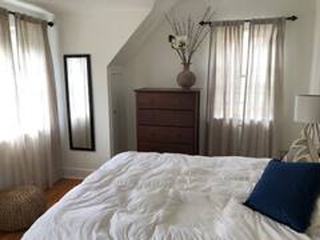 Foto del edificio - Charming Fully Furnished 4-Bedroom, 2-Bath...