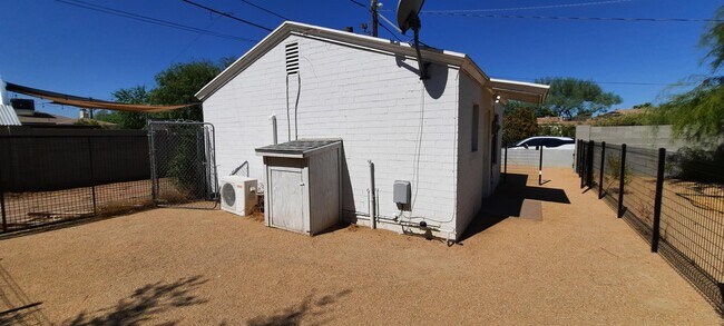 Building Photo - 1401 E Hubbell St