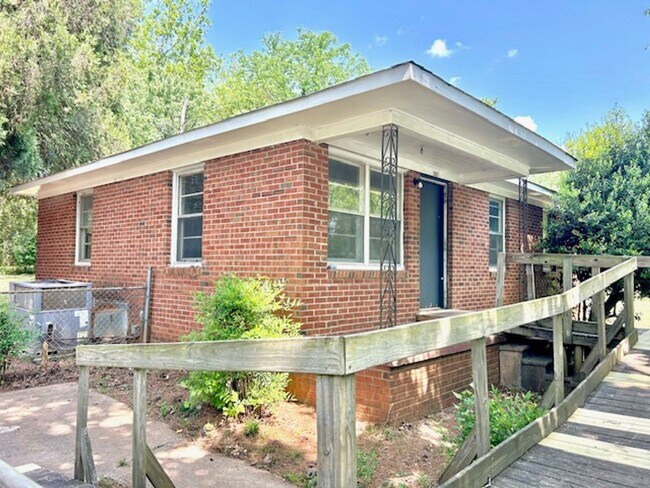 Foto del edificio - Cozy & Convenient Living on Fay Street – Great Location!
