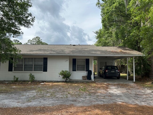 Building Photo - Quaint 2/1 with Covered Porch Near UF HALF...