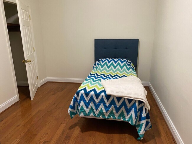 Building Photo - 918 Light St