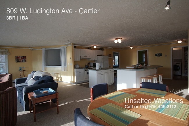 Building Photo - 3 BR condo w/ Lake Michigan Views!