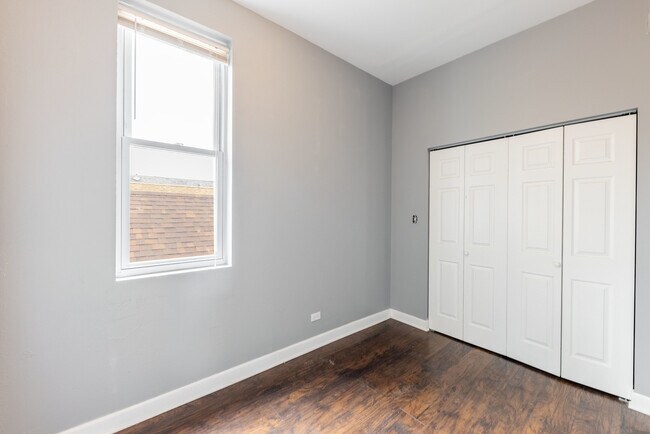 Building Photo - 2202 W 21st Pl