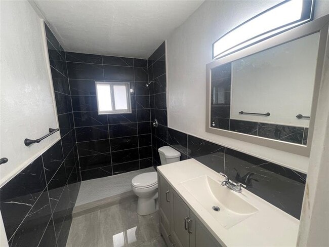 Building Photo - 7902 NW 70th Ct