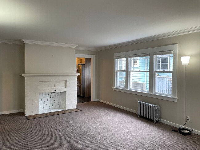 Building Photo - Five bedroom plus office near Green Lake w...