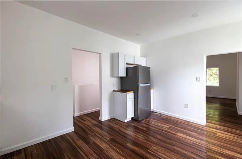 Primary Photo - 417 E Burgess St