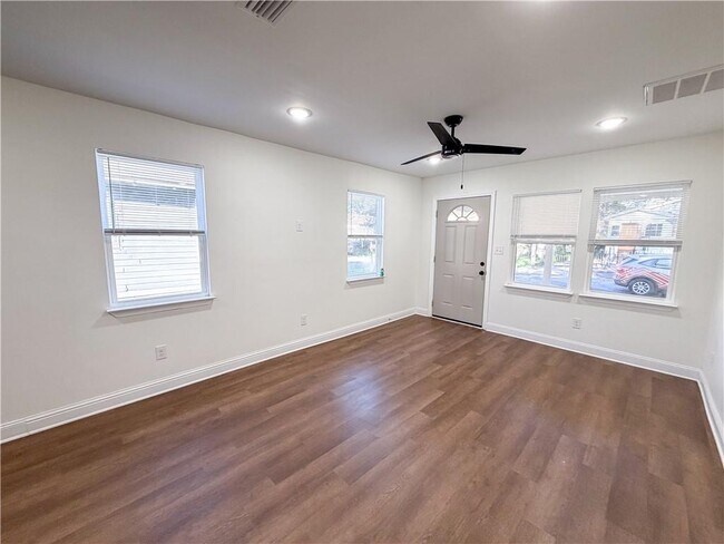 Foto del edificio - 1051 Lubel Ave