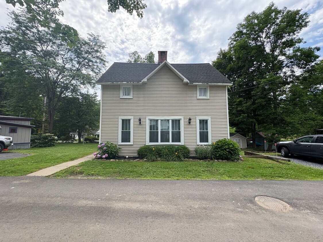 Primary Photo - Lovely 4 Bedroomin a Quaint and Quiet Neig...