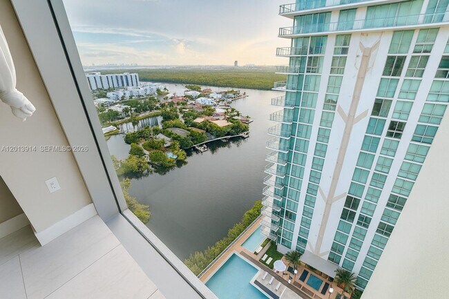 Foto del edificio - 300 Sunny Isles Blvd