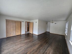 Building Photo - 4338 N Sheffield Ave