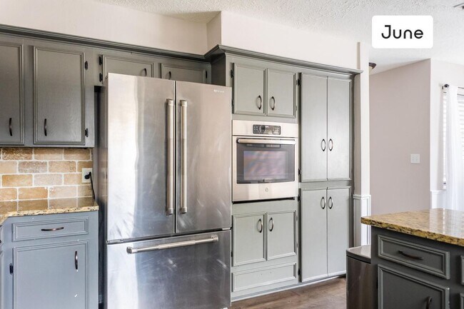 Building Photo - ROOM ONLY in 4-bed/2.0-bath Home