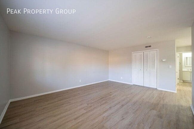 Building Photo - 651 Riverview Dr