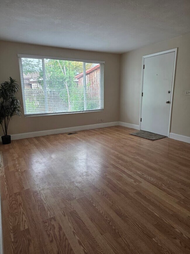 Foto del edificio - 3760 RedMaple Rd E