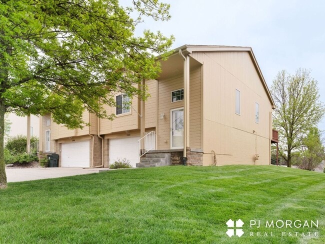 Building Photo - Charming 3 bedroom, 2 bathroom Duplex with 2 Car Garage