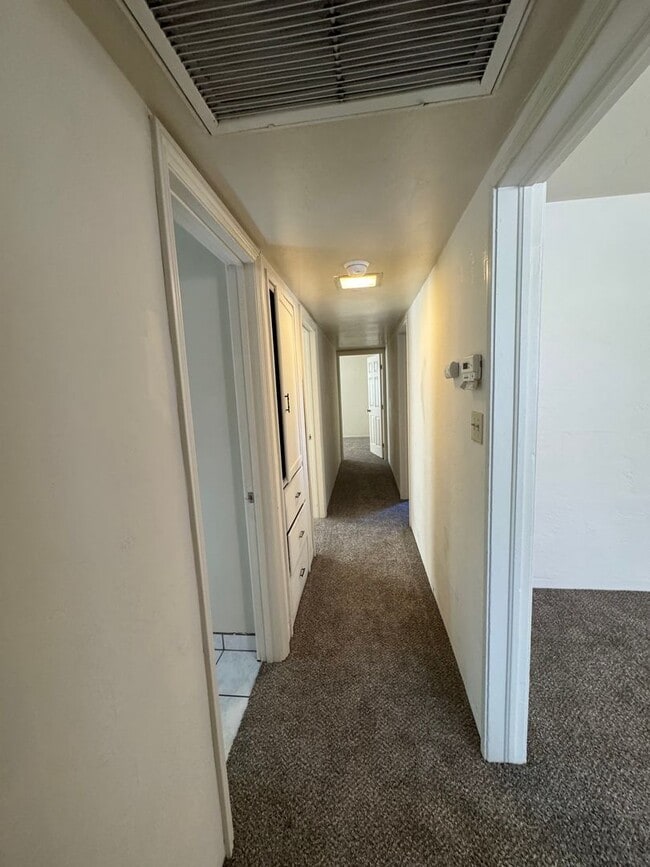 Building Photo - Spacious home near Bakersfield College!