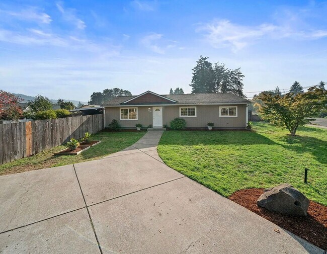 Foto del edificio - Beautiful Home on Corner Lot