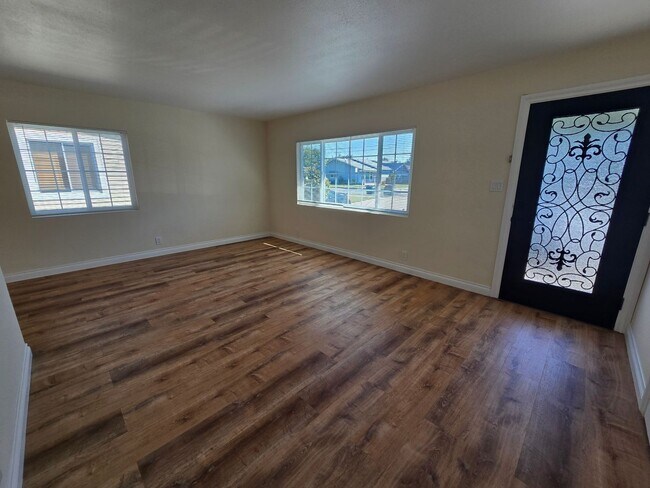 Foto del edificio - Spacious and Highly Upgraded 3 bedroom Hom...