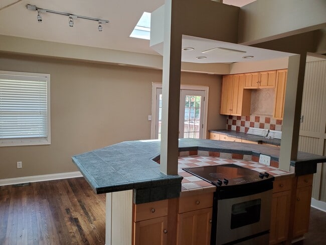 Building Photo - 2212 Crestwood Dr