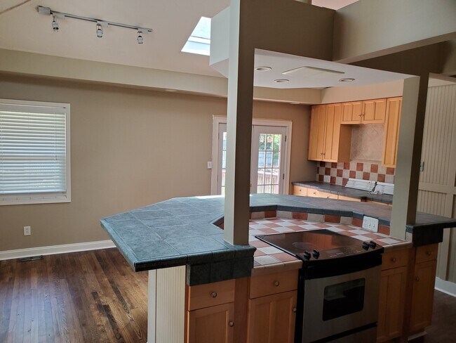 Foto del edificio - 2212 Crestwood Dr