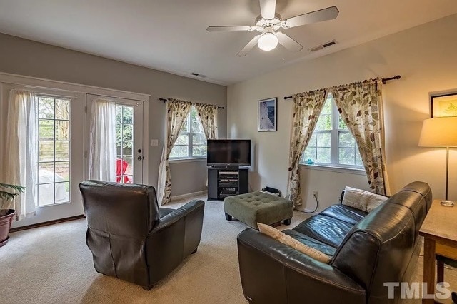 Sala de estar de planta abierta - 245 Plaza Dr