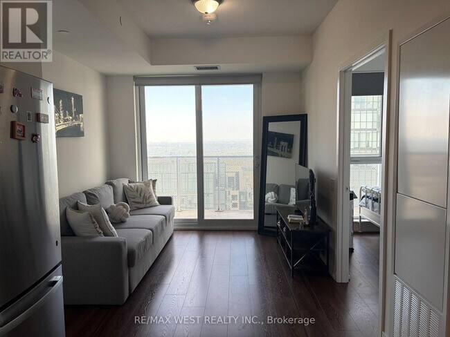 Photo du bâtiment - 4065 Confederation Pkwy