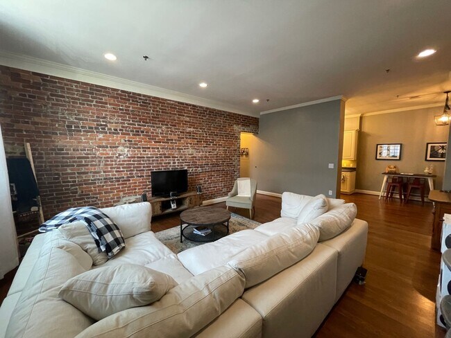 Building Photo - Hot Spot off Devine Street!