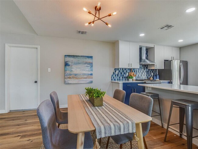 Building Photo - 12900 Campos Dr