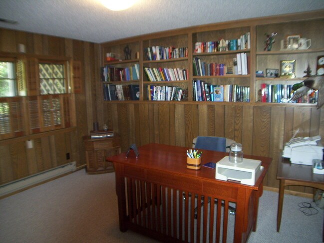 Building Photo - 1556 Alvamar Dr