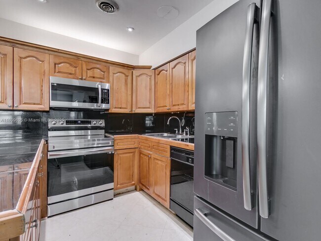 Foto del edificio - 870 NE 182nd St