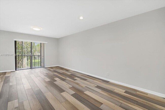 Foto del edificio - 6832 Palmetto Cir S