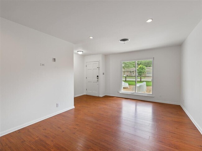 Foto del edificio - 616 Long Bow Ln