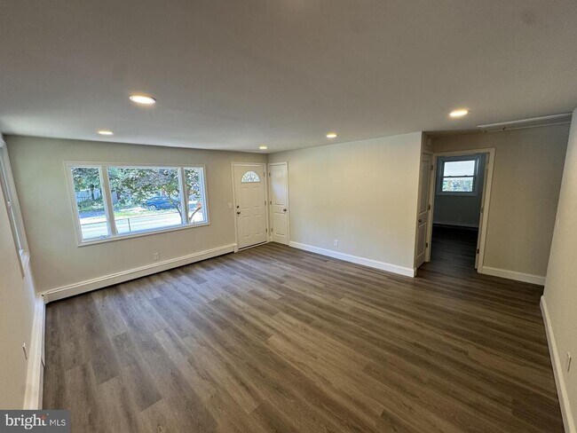 Building Photo - 601 E Lakeshore Dr