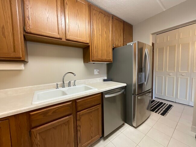 Foto del edificio - 10401 Cedar Lake Rd