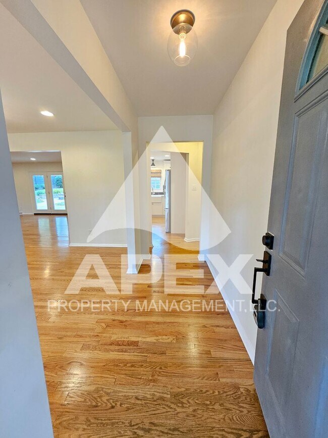 Foto del edificio - Renovated & Stunning - Single level Brick ...