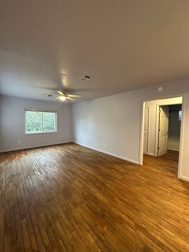 Foto del edificio - $1,900.00 MOVE-IN-SPECIAL