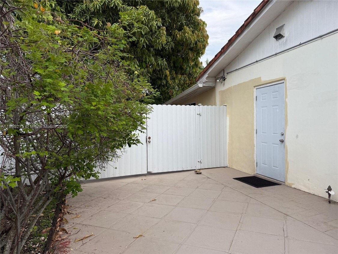 Primary Photo - 1715 SW 102nd Ct