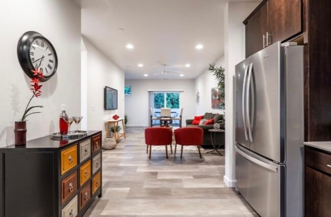 Foto del edificio - 3-Story Urban Walk Up at a Modern Community Featuring 3 Bedrooms 3.5 Bathrooms