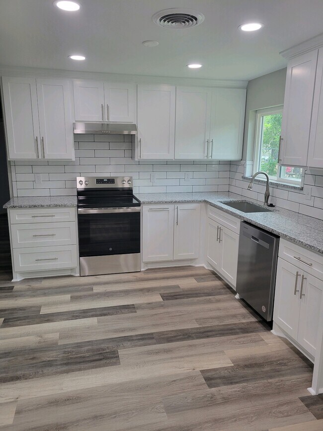 Foto del edificio - 4903 Lake Park Dr