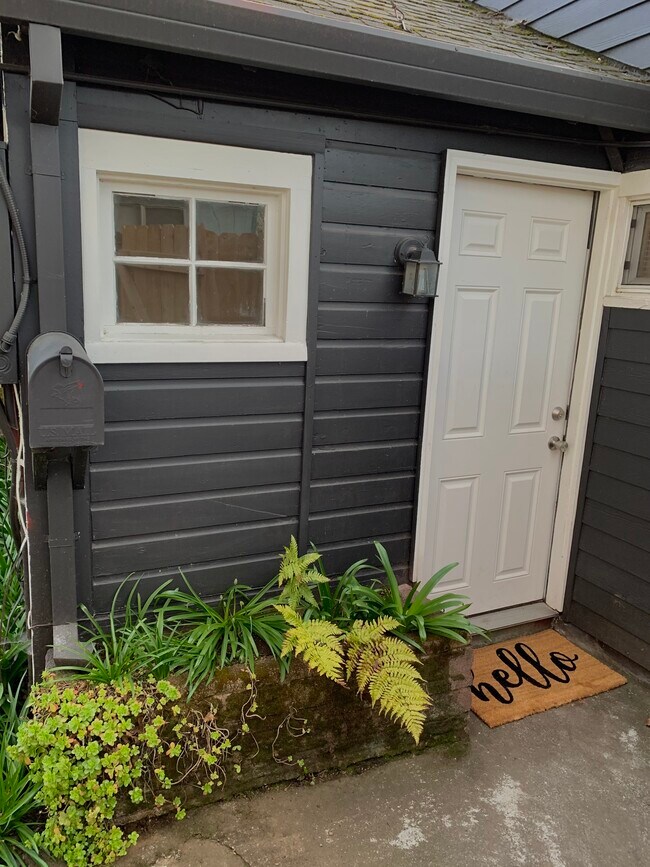 Charming detached studio. Available May 23rd! - 3551 SE 66th Ave