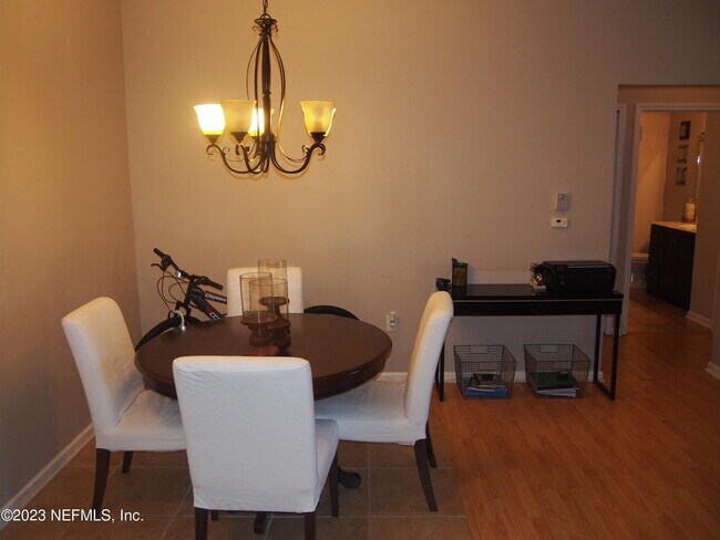 Foto del edificio - 7920 Merrill Rd