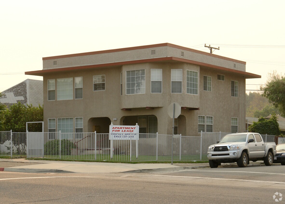 1002 N Main St, Corona, CA 92882 Apartments in Corona, CA