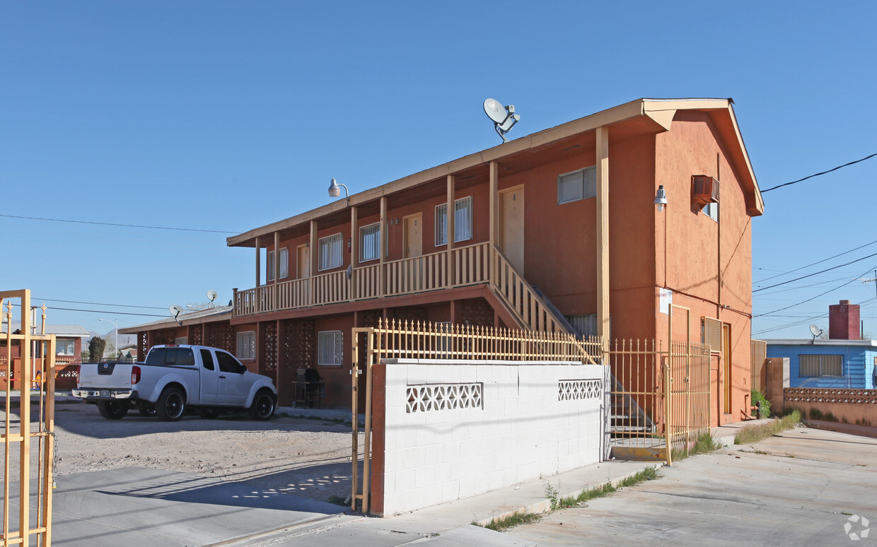 Primary Photo - 2215 E Nelson Ave