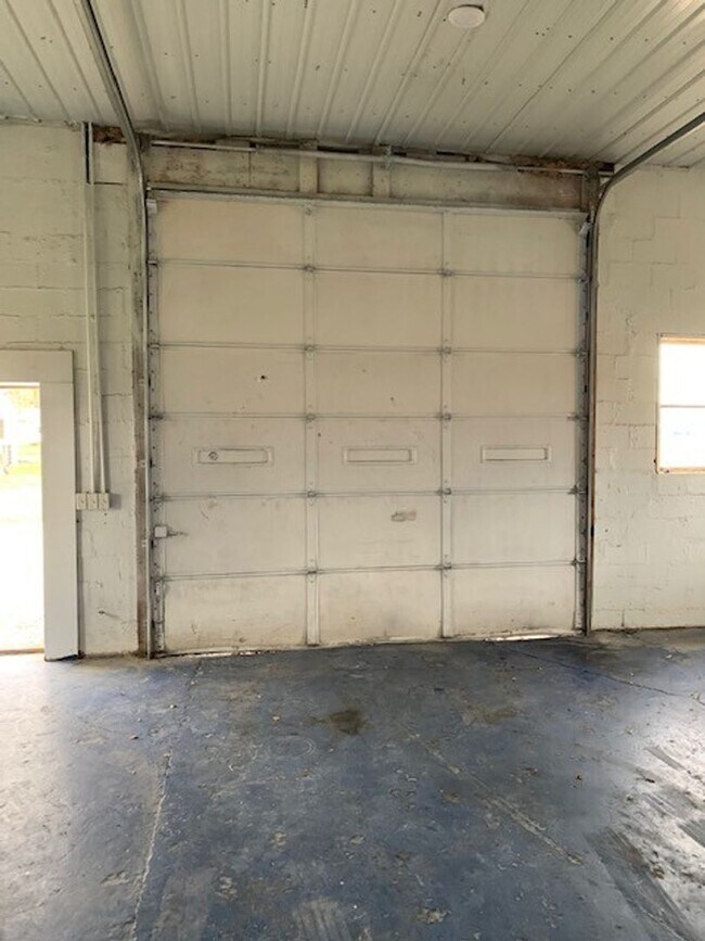 Foto del edificio - Two bedroom with oversize attached garage