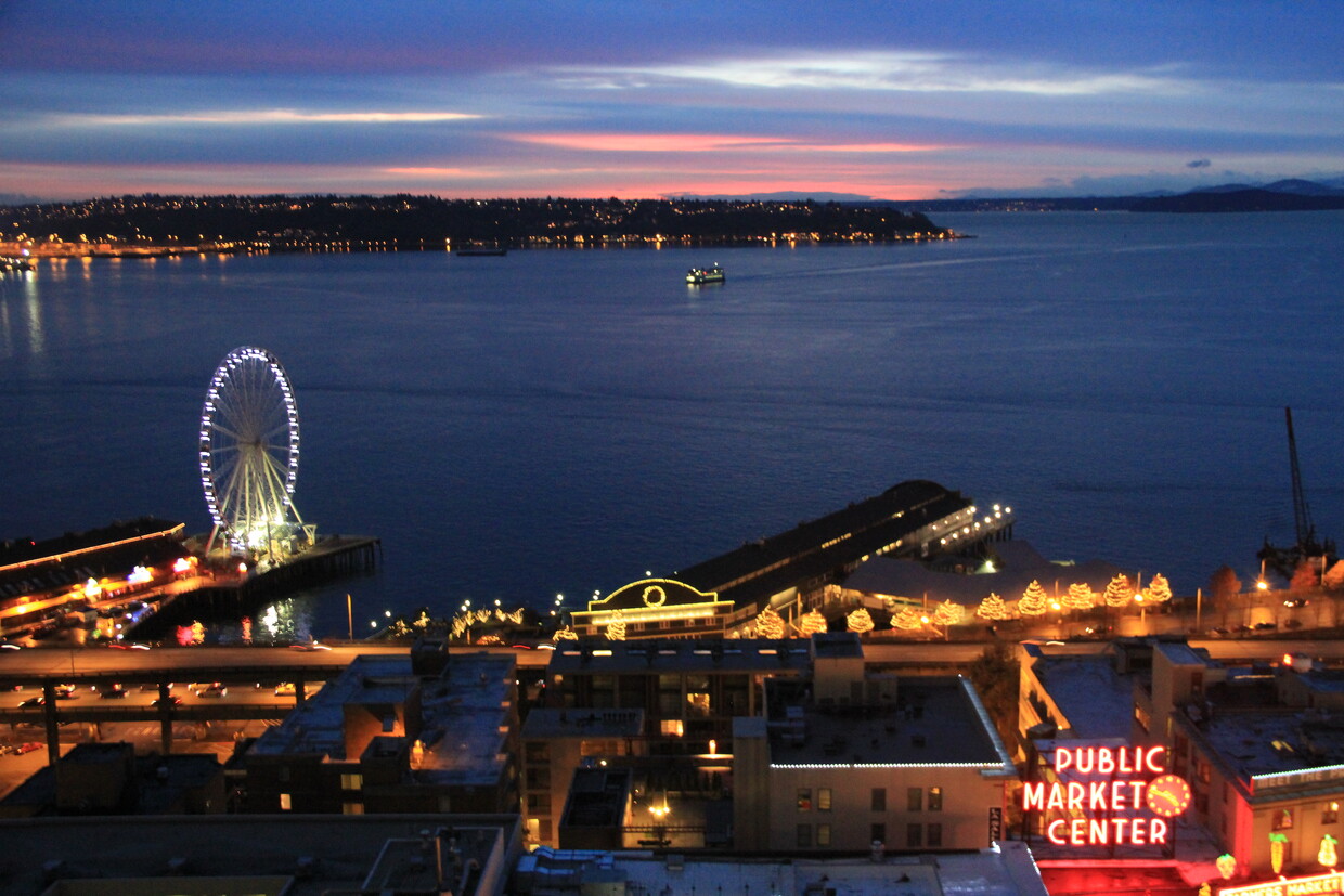 180 degree view from your private west facing deck over PIke Place Market - 1415 2nd Ave