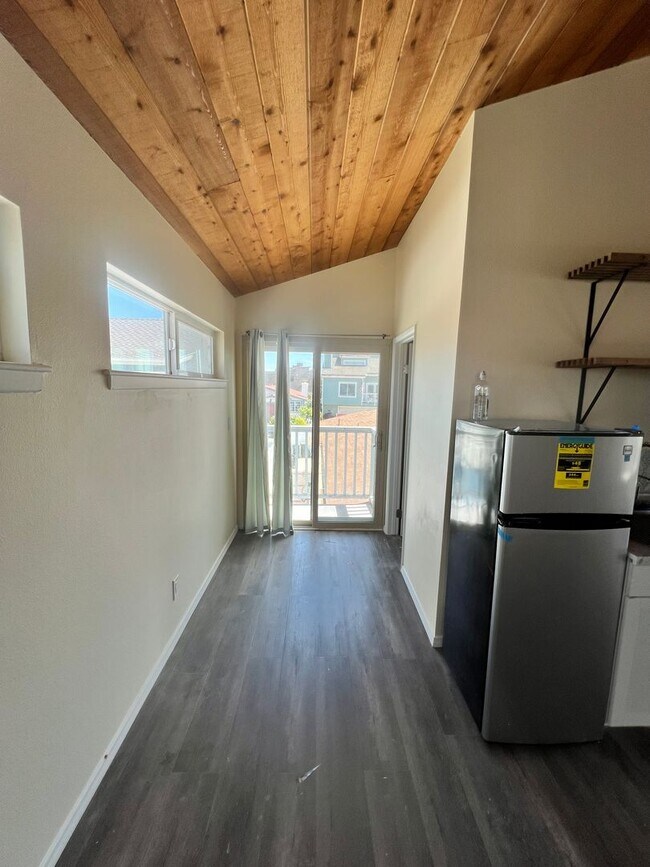 Building Photo - 133 Tujunga Ave