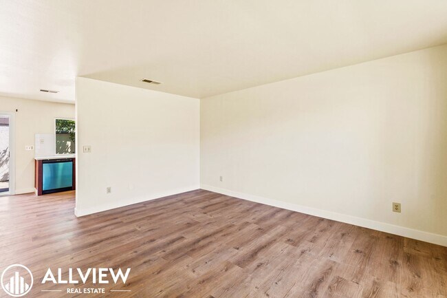 Foto del edificio - Charming 3-Bedroom, 1.5-Bath Townhouse in ...