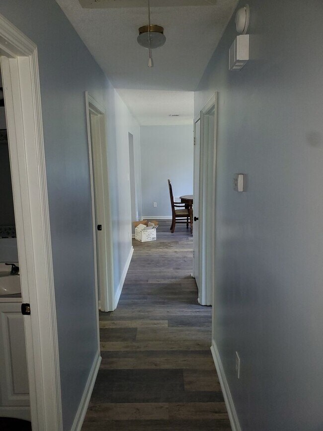 Building Photo - Spacious, quiet neighborhood