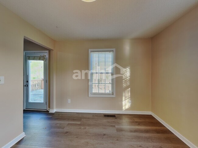 Foto del edificio - 76 Oak Springs Ln