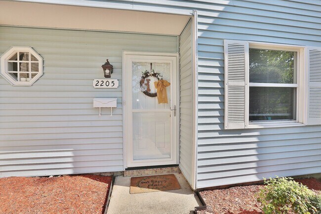 Foto del edificio - Amazing 2 Bedroom Townhome in Washington Square! Available 03-06-26! All Appliances Convey!