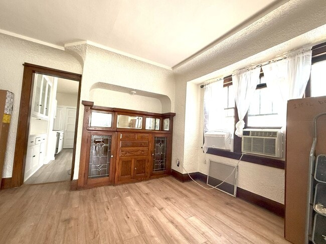 Building Photo - 1411 W Rawson Ave